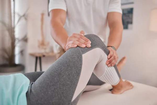 理学療法 脚とカイロプラクターは 健康と健康相談で女性患者をマッサージ 膝の損傷を助ける相談の物理の理学療法士 医療およびヘルスケア — ストック写真