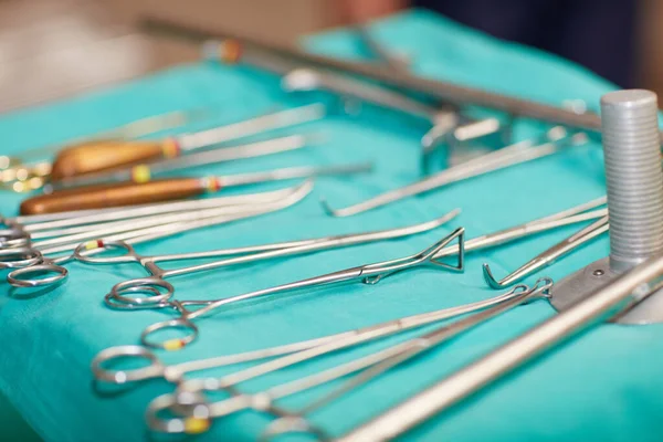 Instrumentos Salvação Uma Variedade Instrumentos Cirúrgicos Uma Mesa — Fotografia de Stock