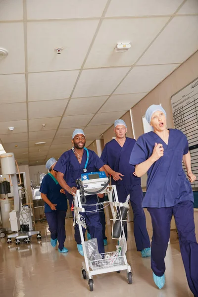 Felkészültek Erre Pillanatra Egy Orvosi Csapat Rohan Kórházi Folyosón — Stock Fotó