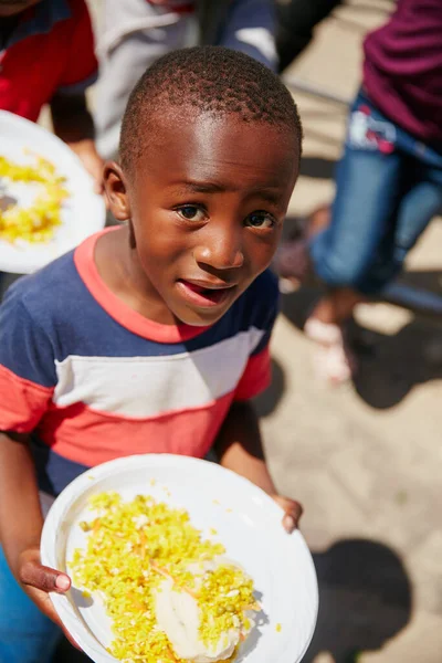 Benim Favorim Yiyecek Yardımı Alan Genç Bir Çocuğun Kesilmiş Portresi — Stok fotoğraf