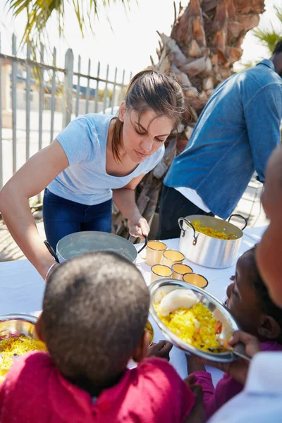 Kitleleri Beslemek Çocuklar Yemek Yardımında Besleniyorlar — Stok fotoğraf
