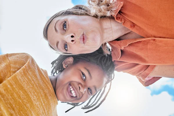 Happy Mother Child Smile Interracial Family Outdoor Smile Bonding Portrait — Stock Photo, Image