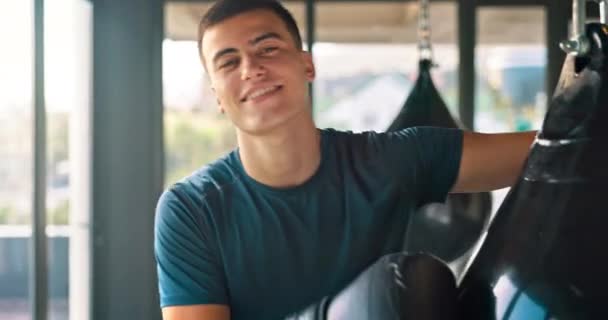 Fitness Box Portrét Muže Tělocvičně Trénink Pro Zdraví Cvičení Sporty — Stock video