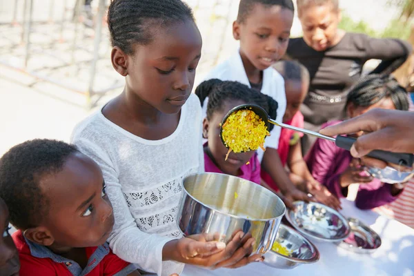 Öğle Yemeği Hazır Çocuklar Yemek Yardımında Besleniyorlar — Stok fotoğraf