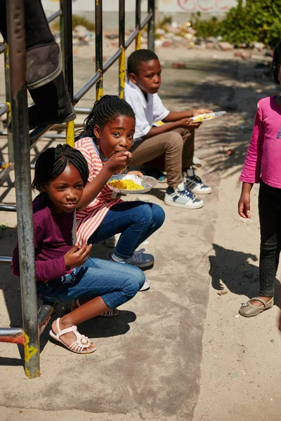 Çocuk Parkında Yemek Yemek Bir Yemek Yardımında Beslenen Çocukların Tam — Stok fotoğraf