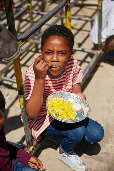 Karnımı Yiyecekle Dolduruyor Yemekte Yemek Yiyen Genç Bir Kızın Tam — Stok fotoğraf