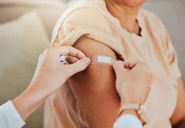 Cuidados Saúde Médico Paciente Com Gesso Injeção Vacina Vívida Braço — Fotografia de Stock