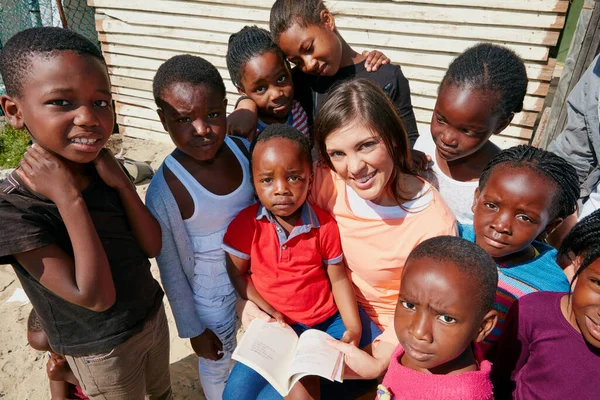 Ils Adorent Heure Des Histoires Travailleur Bénévole Lisant Groupe Enfants — Photo