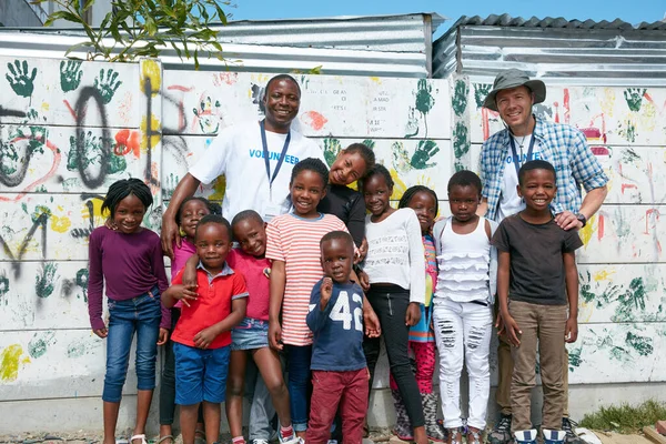 Onların Sevgiye Ihtiyacı Var Gönüllü Işçi Şirketini Bir Grup Çocuğu — Stok fotoğraf