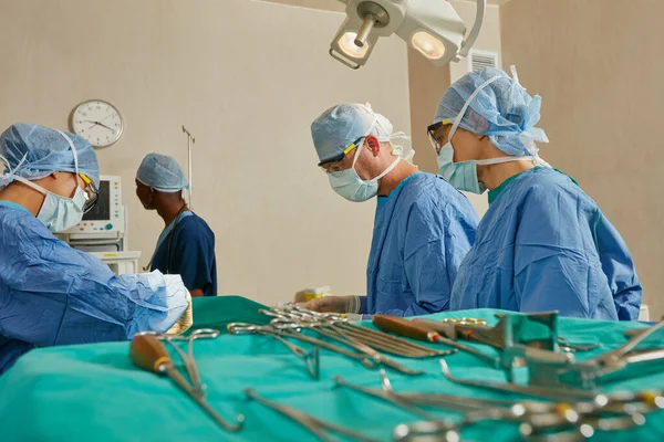 你可以用你的生命信任的团队 在手术室里做手术的一组外科医生 — 图库照片