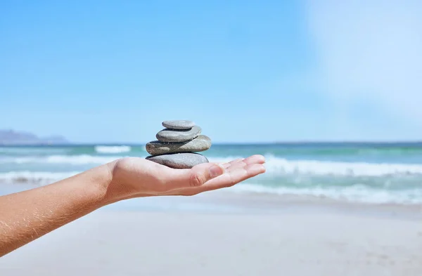 Równowaga Skalna Ręka Plaża Medytacji Joga Lub Ćwiczenia Łonie Natury — Zdjęcie stockowe