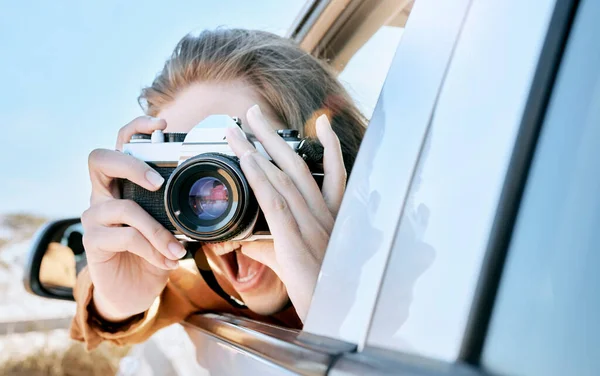 Kamera Auto Und Roadtrip Einer Frau Die Sich Für Urlaub — Stockfoto