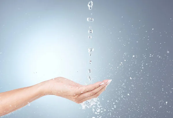 Water Stroom Geïsoleerd Hand Hand Studio Grijze Achtergrond Voor Wellness — Stockfoto