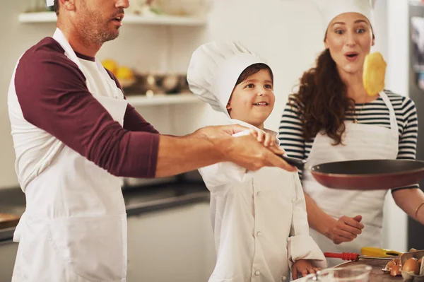 Assim Que Faz Uma Família Sorrindo Fazendo Panquecas Juntos Cozinha — Fotografia de Stock