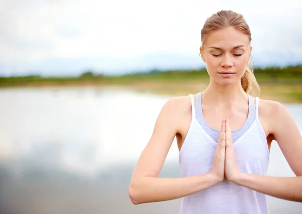 Retournez Toujours Votre Centre Une Jeune Femme Concentrée Faisant Yoga — Photo