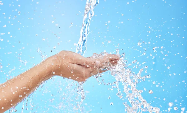 Händerna Vatten Stänk Och Rengöring Hud Bakterier Och Hygien För — Stockfoto