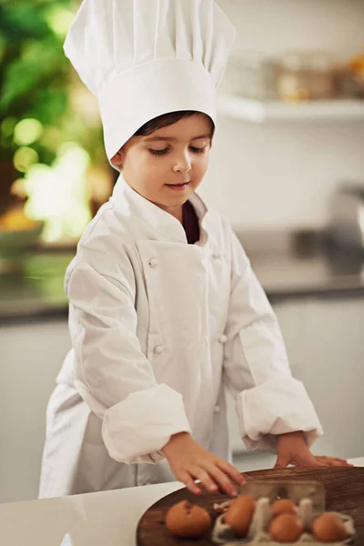 Chef Het Werk Een Jonge Jongen Bakken Keuken — Stockfoto