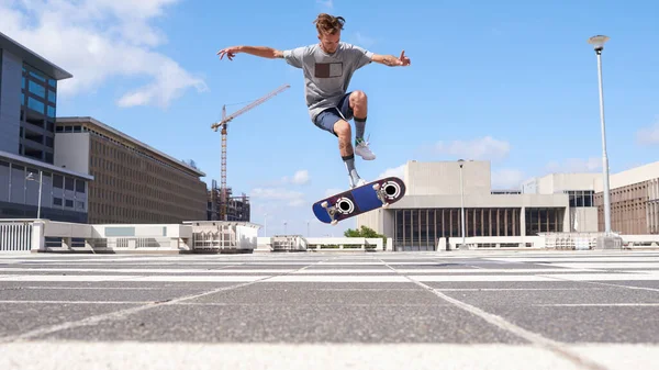 スケートは趣味以上のものだ 市内をスケートしていた若い男が — ストック写真