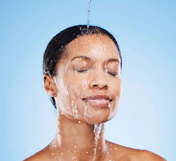 Ducha Agua Mujer Negra Estudio Para Limpieza Cara Cuidado Piel —  Fotos de Stock