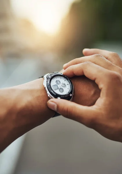 Está Hora Percorrer Alguns Quilómetros Corredor Verificando Seu Relógio Esportivo — Fotografia de Stock