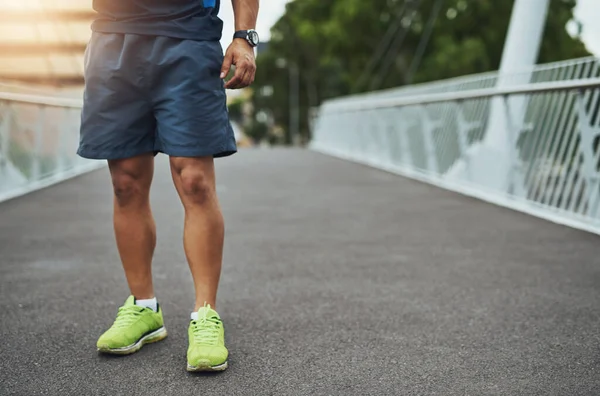 Şehir Sokaklarını Ele Geçirmeye Hazır Erkek Koşucu Bacakları — Stok fotoğraf