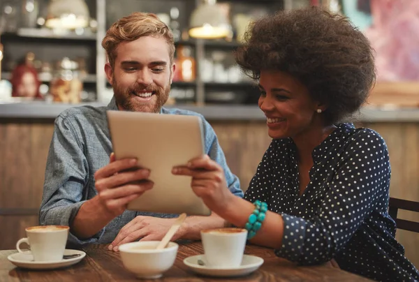 Compartilhando Momentos Felizes Online Jovem Casal Usando Tablet Digital Juntos — Fotografia de Stock