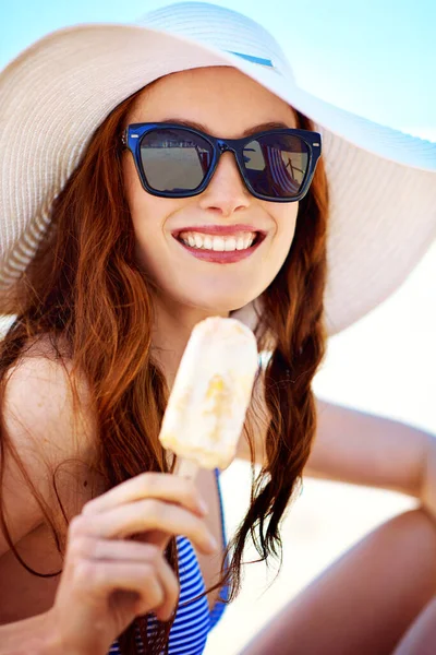 Isıyı Dondurmayla Yenmek Sahilde Dondurma Yiyen Güzel Bir Genç Kadının — Stok fotoğraf