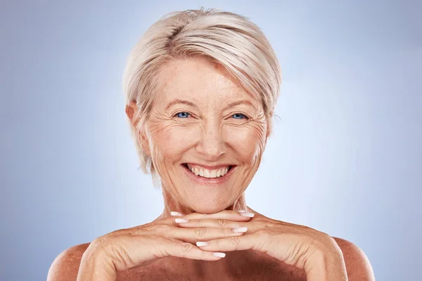 在演播室里 一个有着自然健康的面部习惯的老年妇女的瘦弱 美丽和肖像 快乐的老年女士 与灰白背景隔离的抗衰老治疗 — 图库照片