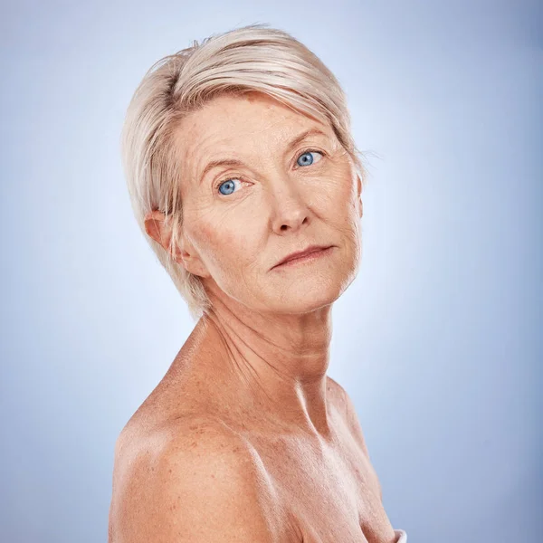 皮肤护理和成熟的女人健康 发光的皮肤在灰色工作室的背景 脸蛋丰满的老年女性 可随时接受皮肤护理 身体护理或健康治疗 — 图库照片