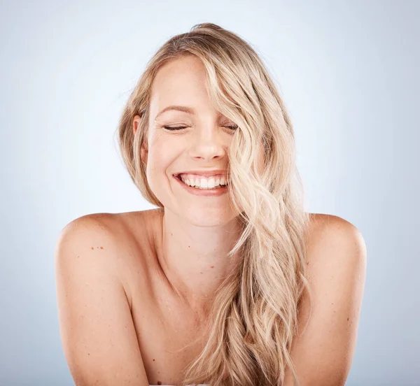 여성들은 스킨케어를 미소를 짓는다 스킨케어는 미용은 스튜디오 배경에서 흉내를 — 스톡 사진