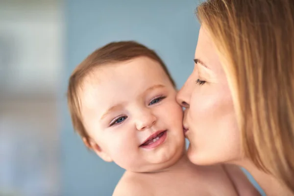 Buziaki Dla Mamusiek Matka Całuje Swoją Uroczą Córeczkę Policzek — Zdjęcie stockowe