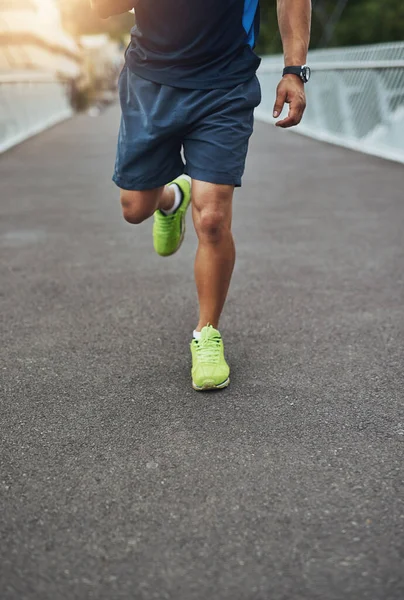 Koşmak Için Doğmuşum Köprüde Koşan Bir Adamın Bacakları — Stok fotoğraf