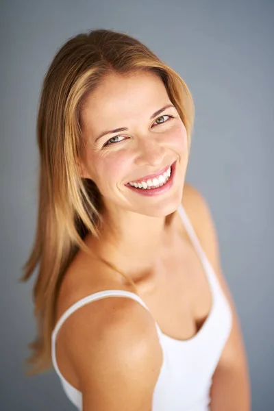Haar Glimlach Inspirerend Studio Shot Van Een Aantrekkelijke Jonge Vrouw — Stockfoto