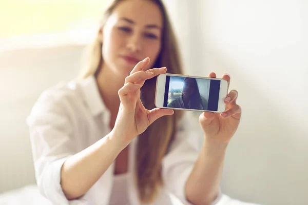 Moi Demain Matin Une Jeune Femme Prend Selfie Matinal Dans — Photo