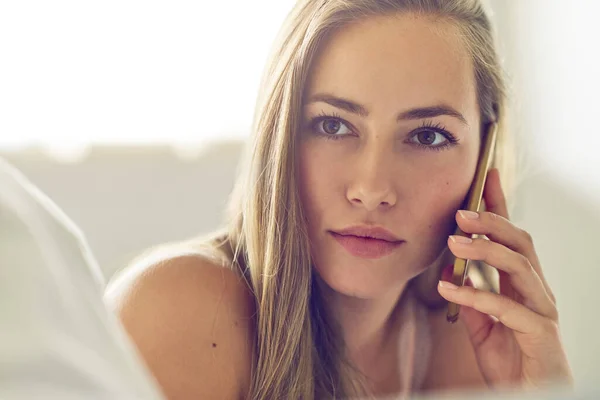 Dat Telefoontje Plegen Een Jonge Vrouw Praten Haar Telefoon Thuis — Stockfoto
