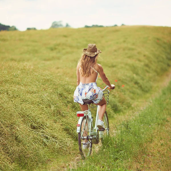 Vida Hermoso Paseo Una Joven Bicicleta Por Campo — Foto de Stock
