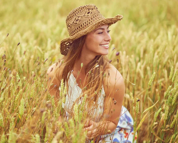 Живе Краще Країні Молода Жінка Пшеничному Полі — стокове фото
