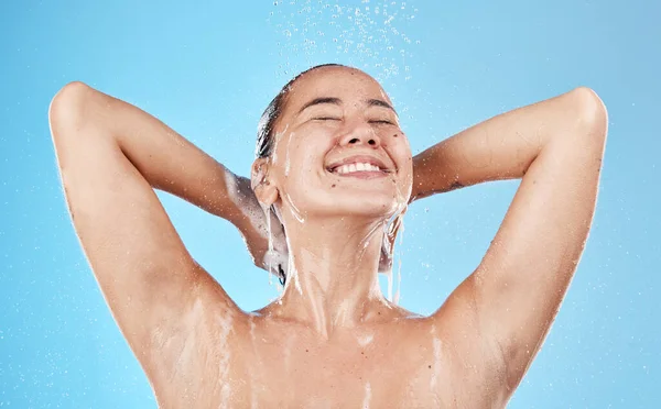 水和卫生与一个模特妇女清洁她的头发在工作室蓝色背景为水化 洗发水和放松一下 让一个年轻的女人在浴室里湿透自然护肤 — 图库照片