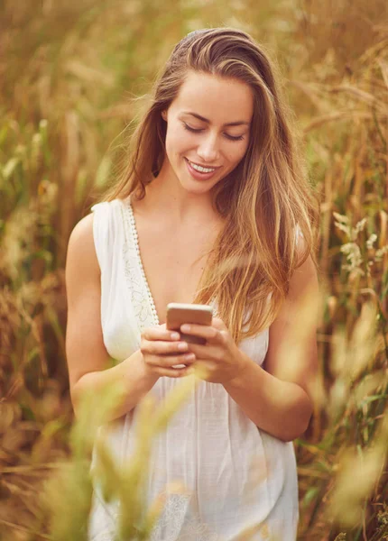 Landsbygdsförbindelser Ung Kvinna Som Använder Sin Mobiltelefon Ett Vetefält — Stockfoto
