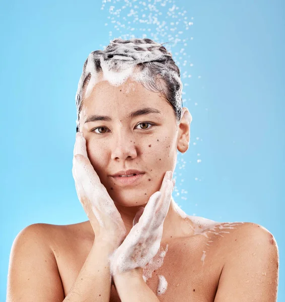 Shower Shampo Dan Perawatan Rambut Wanita Dengan Sabun Dan Potret — Stok Foto