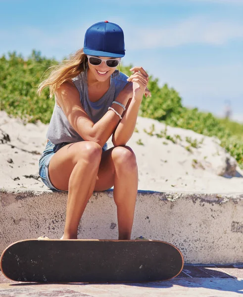 Den Sommer Mit Skateboarden Verbringen Eine Junge Frau Mit Ihrem — Stockfoto