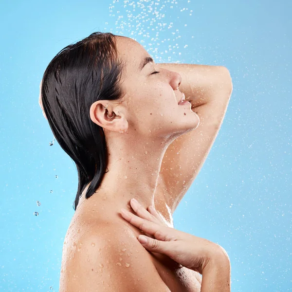 Vrouw Douche Huidverzorging Hydrateren Voor Hygiëne Wassen Reinigen Tegen Een — Stockfoto