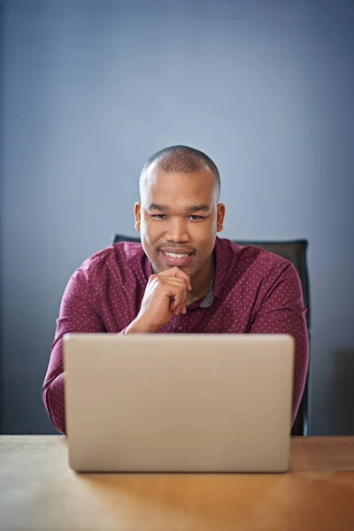 Hij Een Toegewijde Werknemer Een Zakenman Die Aan Zijn Laptop — Stockfoto