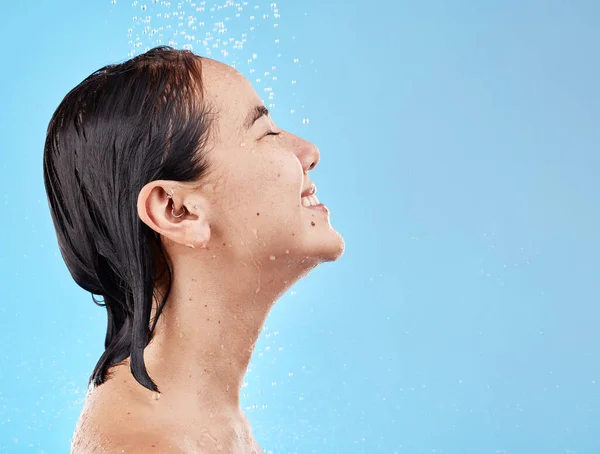 Azjatka Prysznic Woda Czyszczenia Uśmiech Szczęśliwy Niebieskim Tle Makieta Studio — Zdjęcie stockowe