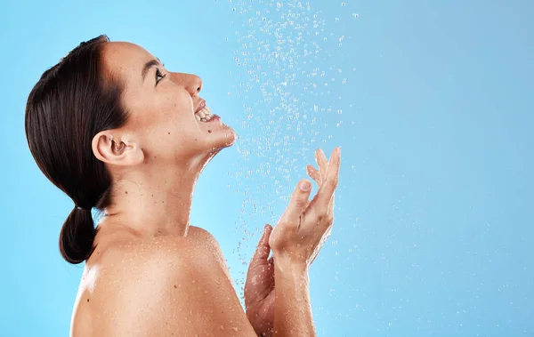 プロフィール スキンケア 青の背景モックアップに隔離されたスタジオでのシャワーの女性 カナダからの衛生 水のスプラッシュと健康的な女性モデル体のケア 美しさや健康のための入浴とクリーニング — ストック写真
