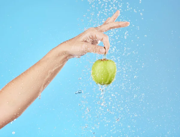 Jabłko Woda Ręka Owoców Wiszących Witaminy Opieki Zdrowotnej Lub Zrównoważonego — Zdjęcie stockowe