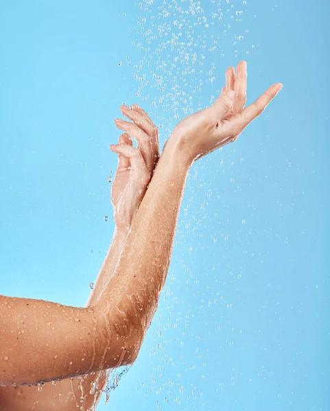 Mão Chuveiro Água Com Uma Mulher Limpando Seu Corpo Para — Fotografia de Stock