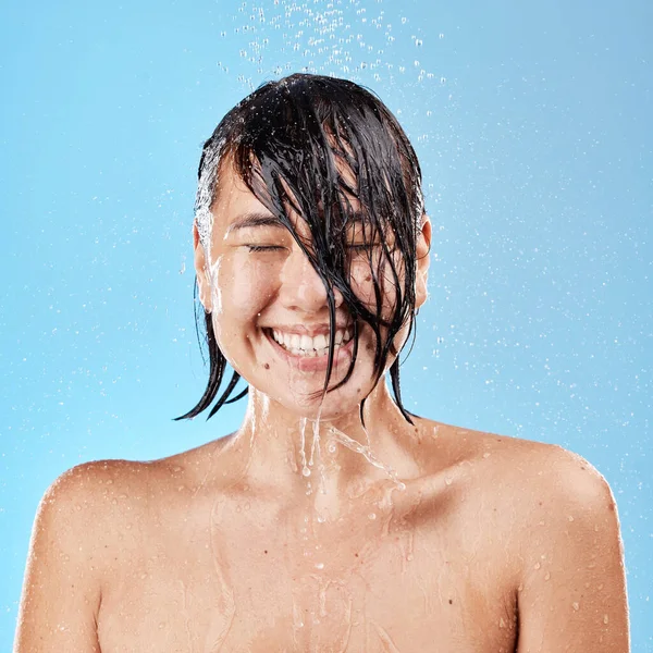 シャワー 女性のスキンケア 笑顔でモックアップスタジオブルーの背景に対するクリーニングとウェルネス アジアの女性とモデルウェット 清潔で美容ケア 顔と肌の健康のためのボディウォッシュ — ストック写真