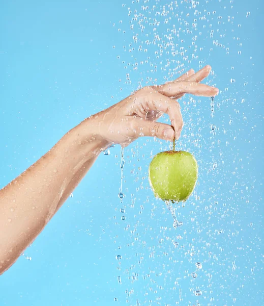 Vatten Stänk Och Hand Med Äpple Ateljé För Hälsa Näring — Stockfoto
