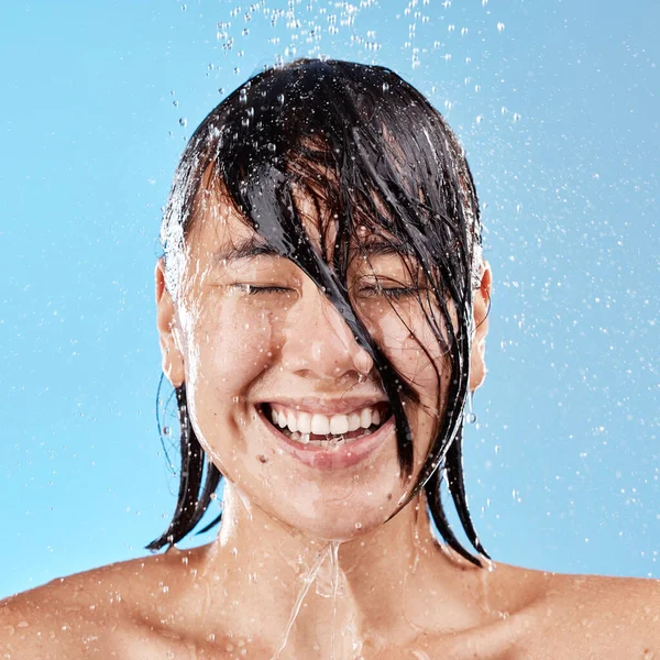 Dusche Wasser Und Glückliche Frau Mit Lächeln Studio Für Hautgesundheit — Stockfoto